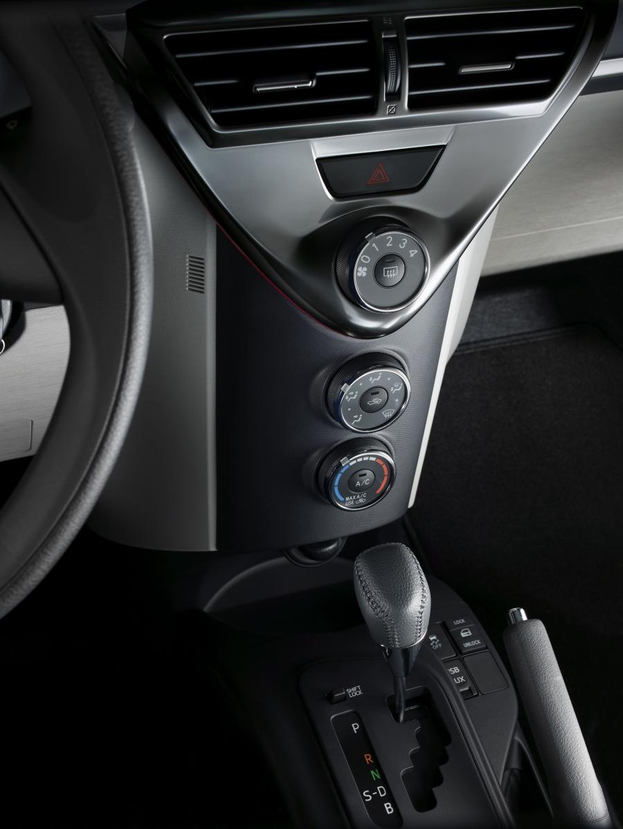 Детали интерьера Scion iQ 2011 года  (фото 10 из 42)